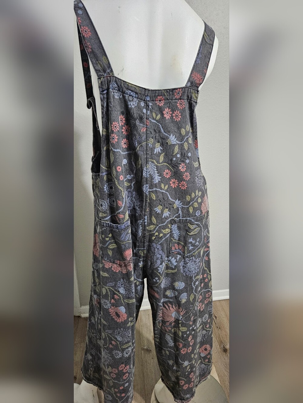 Easel High Hopes Slouchy Denim Overalls in Floral Black Denim Size Medium - Picture 9 of 10